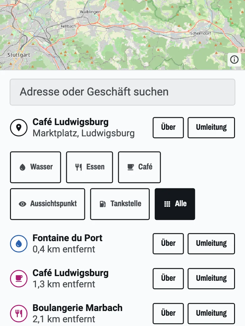 Die Stopp-Suche auf der Route: Café Ludwigsburg am Marktplatz gefunden, darunter eine Liste naher Stopps, jeweils mit den Buttons Via und Umweg.