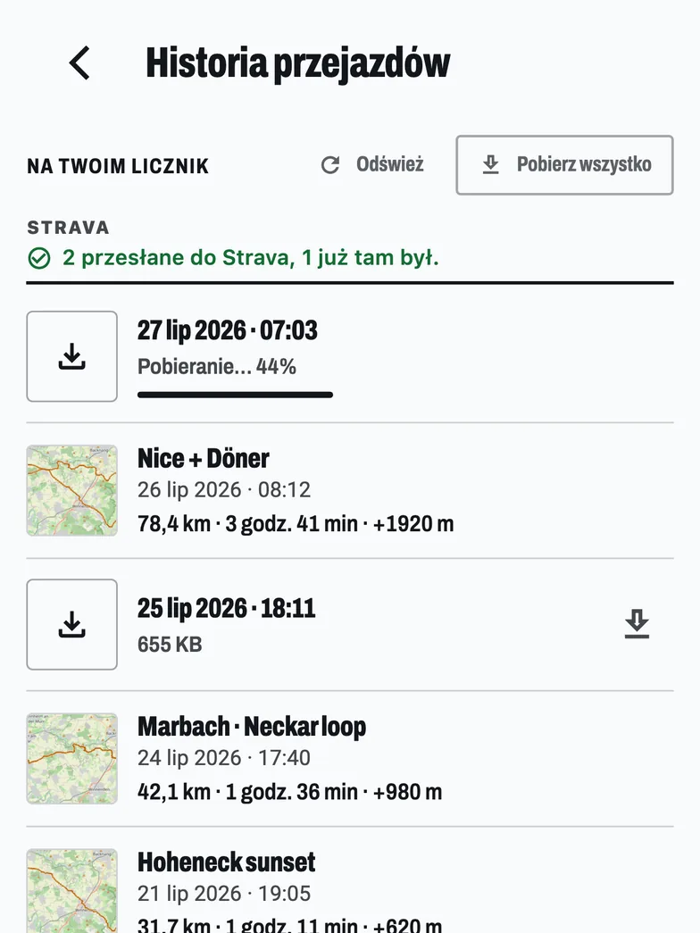 Historia przejazdów: przejazdy wciąż na liczniku z przyciskiem pobrania wszystkich oraz informacja, że dwa trafiły na Stravę, a jeden już tam był.