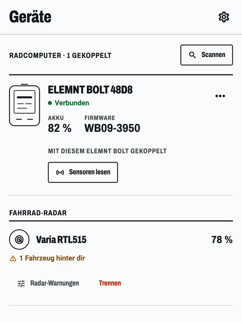 Der Geräte-Bildschirm: ein ELEMNT BOLT verbunden, Akku bei 82 Prozent und die Firmware-Version angezeigt, darunter ein gekoppeltes Varia-Fahrradradar.