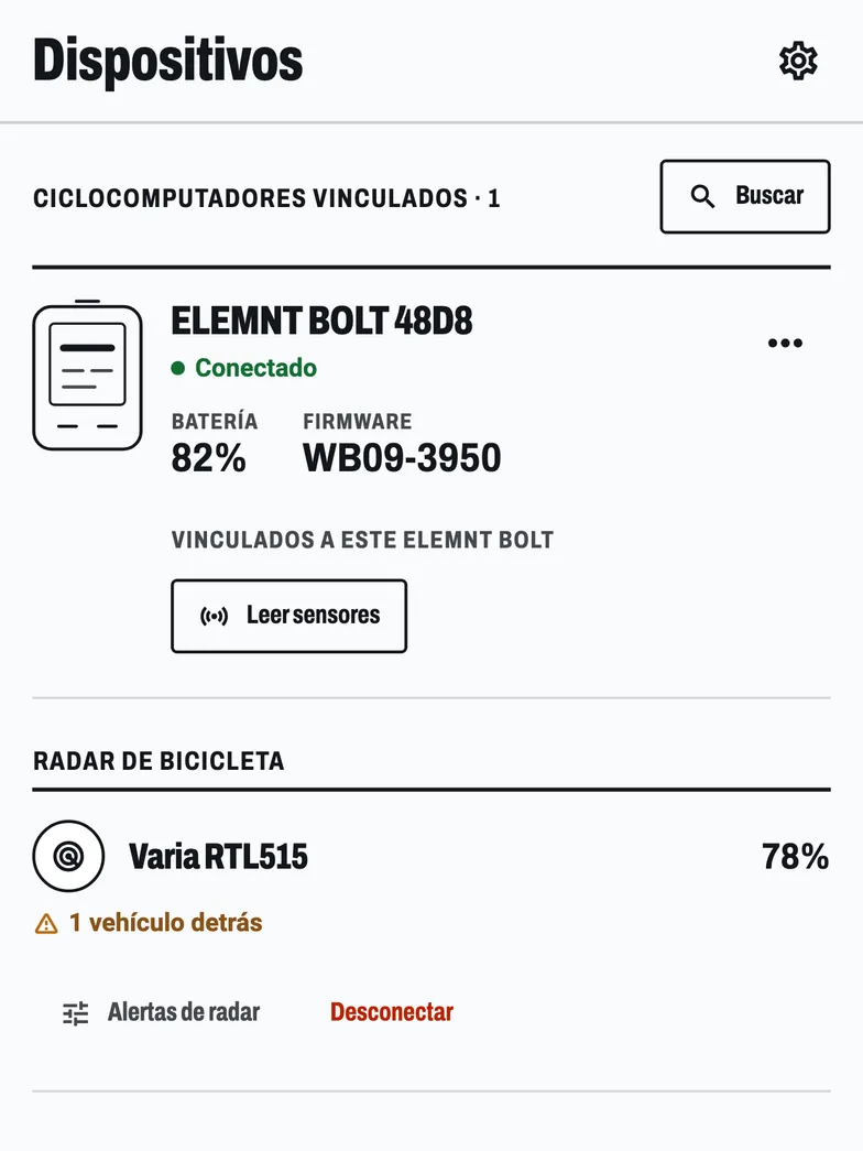 La pantalla Dispositivos: un ELEMNT BOLT conectado, con la batería al 82 % y su versión de firmware, y debajo un radar de bici Varia emparejado.