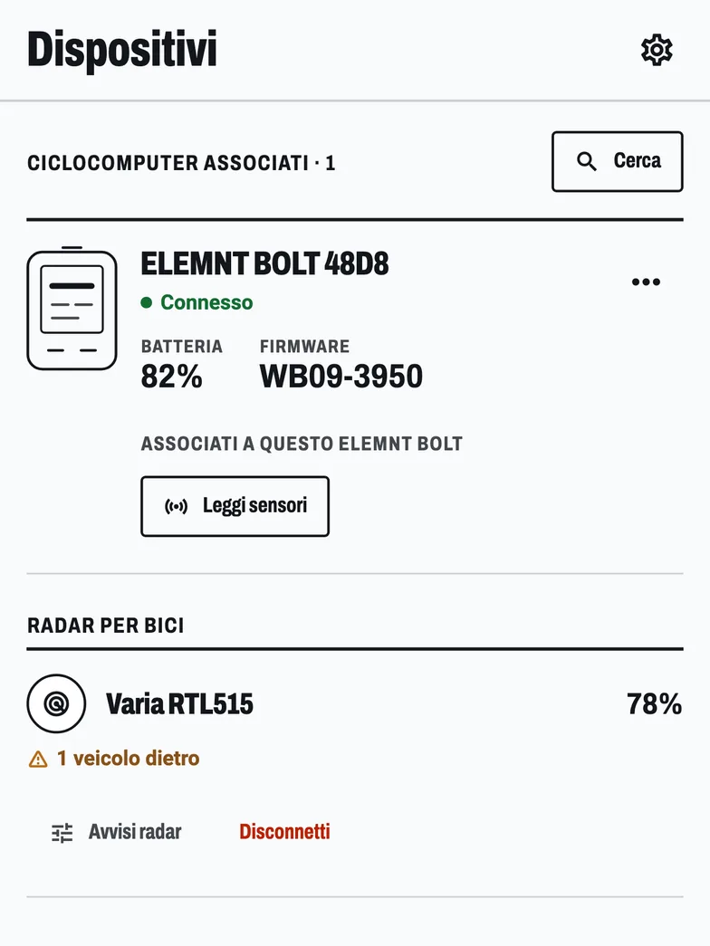 La schermata Dispositivi: un ELEMNT BOLT connesso, batteria all'82% e versione del firmware in vista, e sotto un radar per bici Varia abbinato.