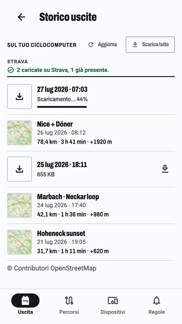 Storico delle uscite: un'uscita in download dal ciclocomputer al 44 %, l'avviso che due uscite sono andate su Strava e una c'era già, e le uscite già sul telefono, ognuna con una piccola mappa del suo tracciato.