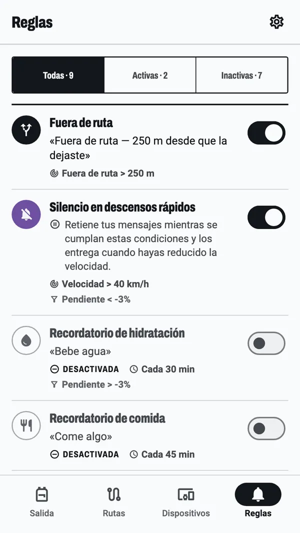 La pestaña Reglas: nueve reglas, dos activadas, entre ellas un aviso de fuera de ruta y silencio en los descensos rápidos, cada una con el texto que pone en el ciclocomputador y lo que la dispara.