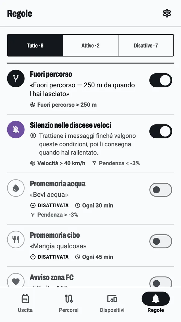La scheda Regole: nove regole, due attive, tra cui un avviso fuori percorso e il silenzio nelle discese veloci, ognuna con il testo che mostra sul ciclocomputer e ciò che la fa scattare.